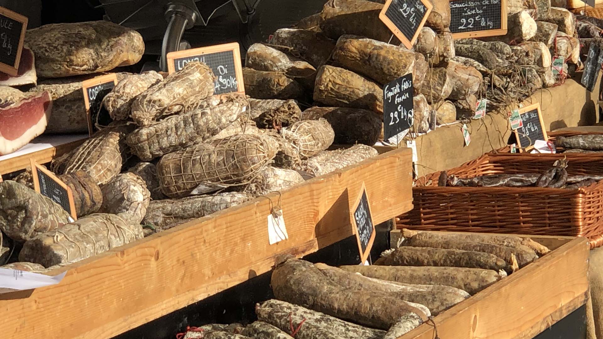 cochonnailles sur un marché